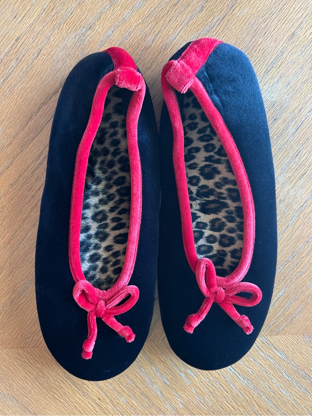 Isotoner Velour Ballerina Slippers Black Velvet Red Trim Leopard Print Bow 9.5